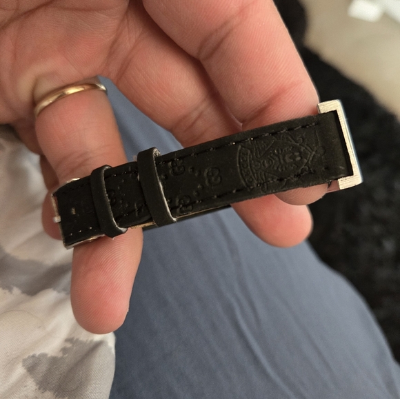 Gucci quartz silver and black watch. - Picture 5 of 11